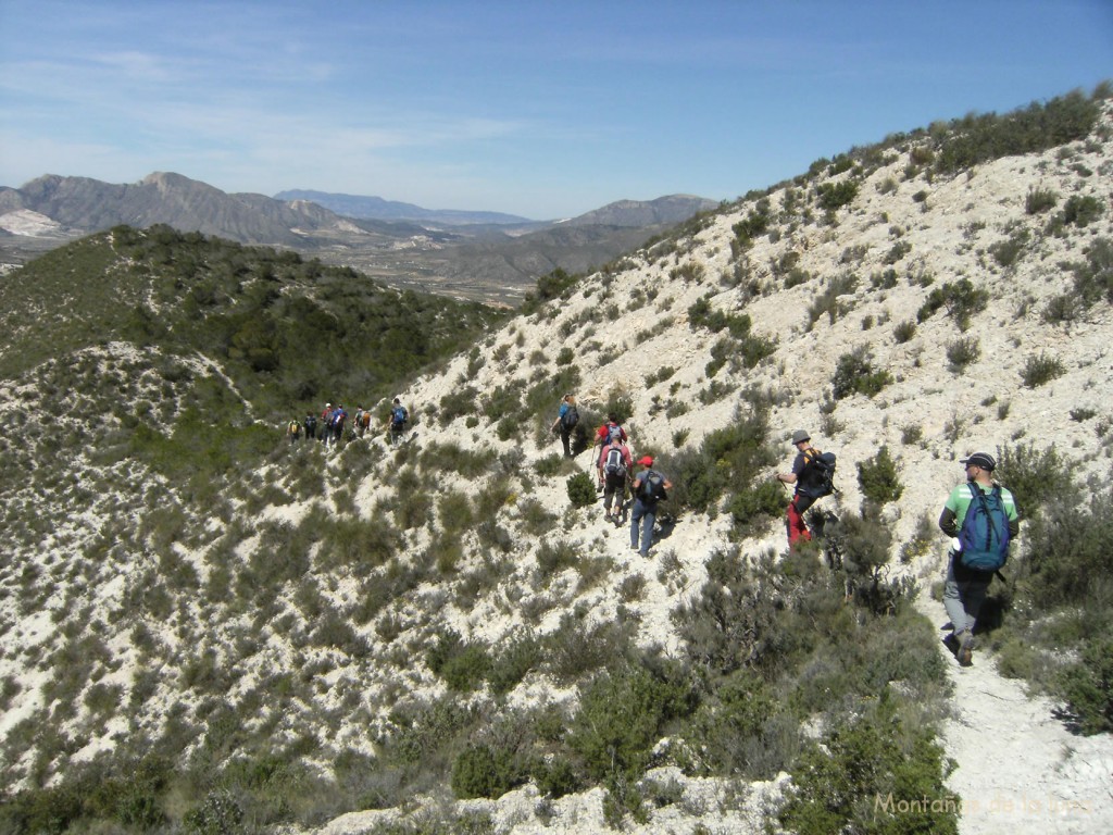 Bajando de la cima del Monte Alto, a la izquierda la Sierra del Cantón y Peña Gorda a la derecha, al fondo El Carche